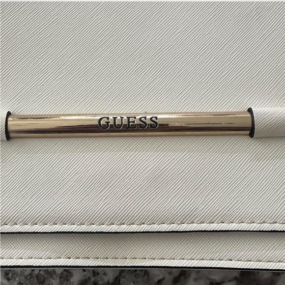 Guess White Shoulder Bag with Gold Chain - Picture 4 of 6